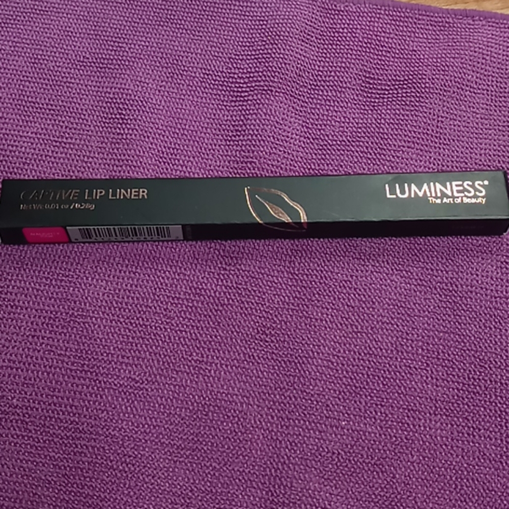 Captive lip liner in Naughty Pink